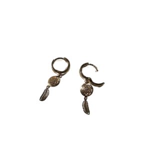 ARETES DE ORO 10 KT CON DECORACIÓN DE COLGUIJE EN FORMA DE PLUMA PRETTY LOVE