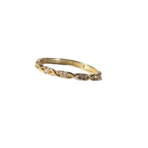 ANILLO DE ORO 10 KT DECORACIÓN CON PEDRERÍA GRABADA
